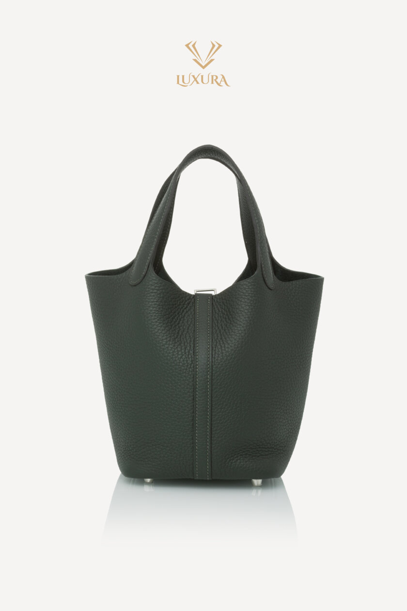 <span style="font-size: 10px; color: rgb(101, 101, 101);letter-spacing: .15em;">HARD TO FIND</span><br><strong>HERMES </strong><br><div style="margin-top:10px; font-size:16px;">Taurillon Clemence Picotin Lock 18 PM Vert Fonce</div><br> - Image 5