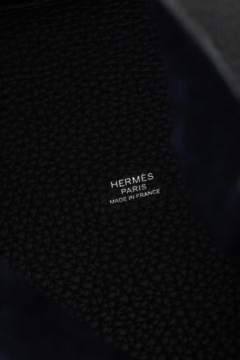 <span style="font-size: 10px; color: rgb(101, 101, 101);letter-spacing: .15em;">HARD TO FIND</span><br><strong>HERMES </strong><br><div style="margin-top:10px; font-size:16px;">Taurillon Clemence Picotin Lock 22 MM Caban</div><br> - Image 13