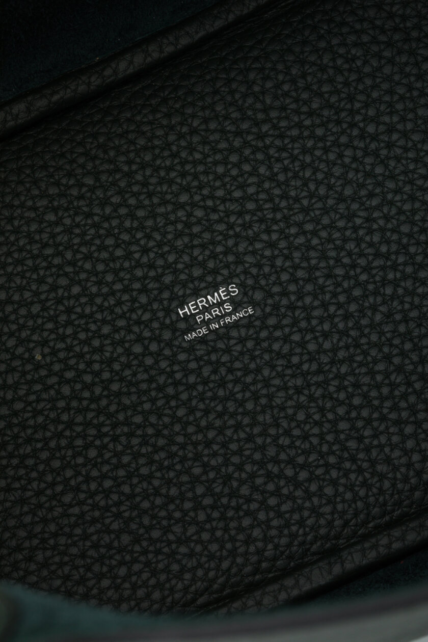 <span style="font-size: 10px; color: rgb(101, 101, 101);letter-spacing: .15em;">HARD TO FIND</span><br><strong>HERMES </strong><br><div style="margin-top:10px; font-size:16px;">Taurillon Clemence Picotin Lock 18 PM Vert Fonce</div><br> - Image 14