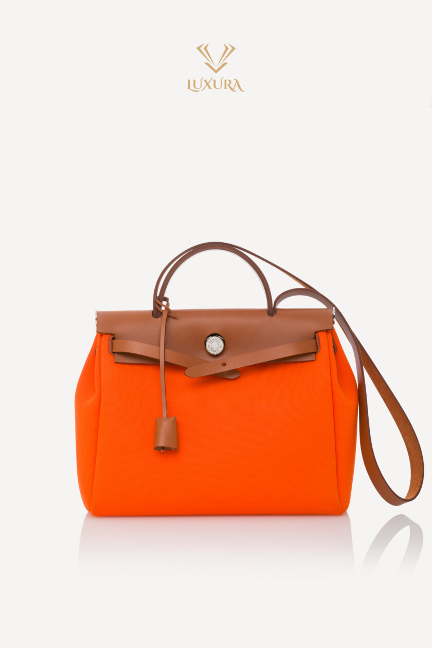 <span style="font-size: 10px; color: rgb(101, 101, 101);letter-spacing: .15em;">HARD TO FIND</span><br><strong>HERMES </strong><br><div style="margin-top:10px; font-size:16px;">Vache Hunter Toile Herbag Zip 31 PM Orange </div><br> - Image 7