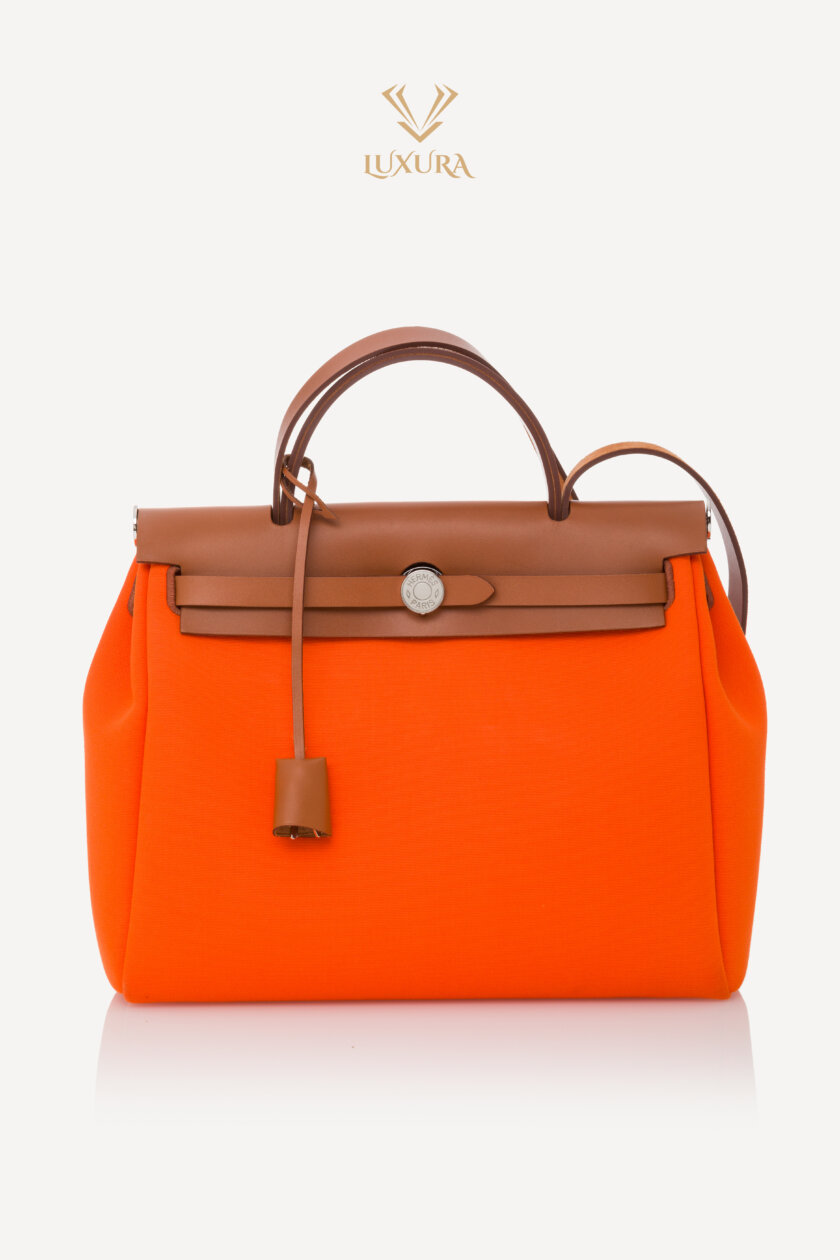 <span style="font-size: 10px; color: rgb(101, 101, 101);letter-spacing: .15em;">HARD TO FIND</span><br><strong>HERMES </strong><br><div style="margin-top:10px; font-size:16px;">Vache Hunter Toile Herbag Zip 31 PM Orange </div><br> - Image 6