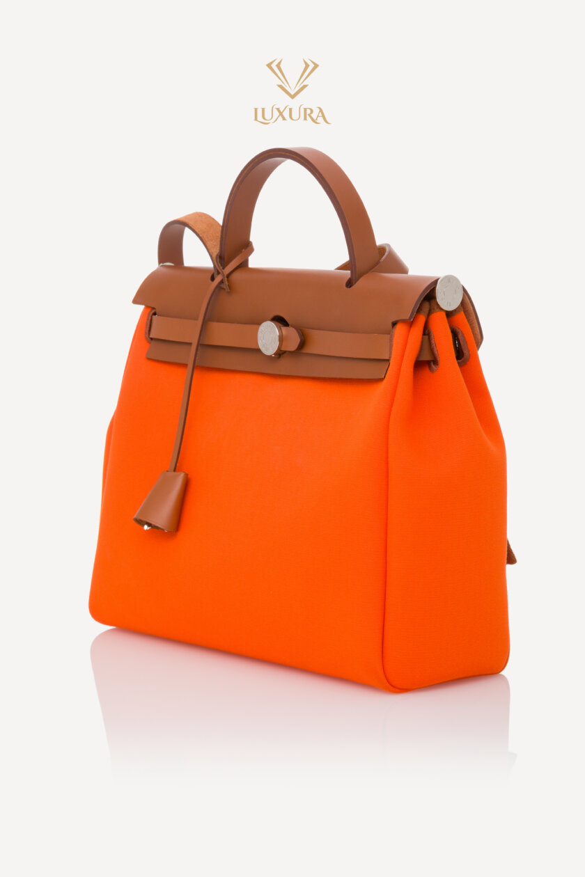 <span style="font-size: 10px; color: rgb(101, 101, 101);letter-spacing: .15em;">HARD TO FIND</span><br><strong>HERMES </strong><br><div style="margin-top:10px; font-size:16px;">Vache Hunter Toile Herbag Zip 31 PM Orange </div><br> - Image 9