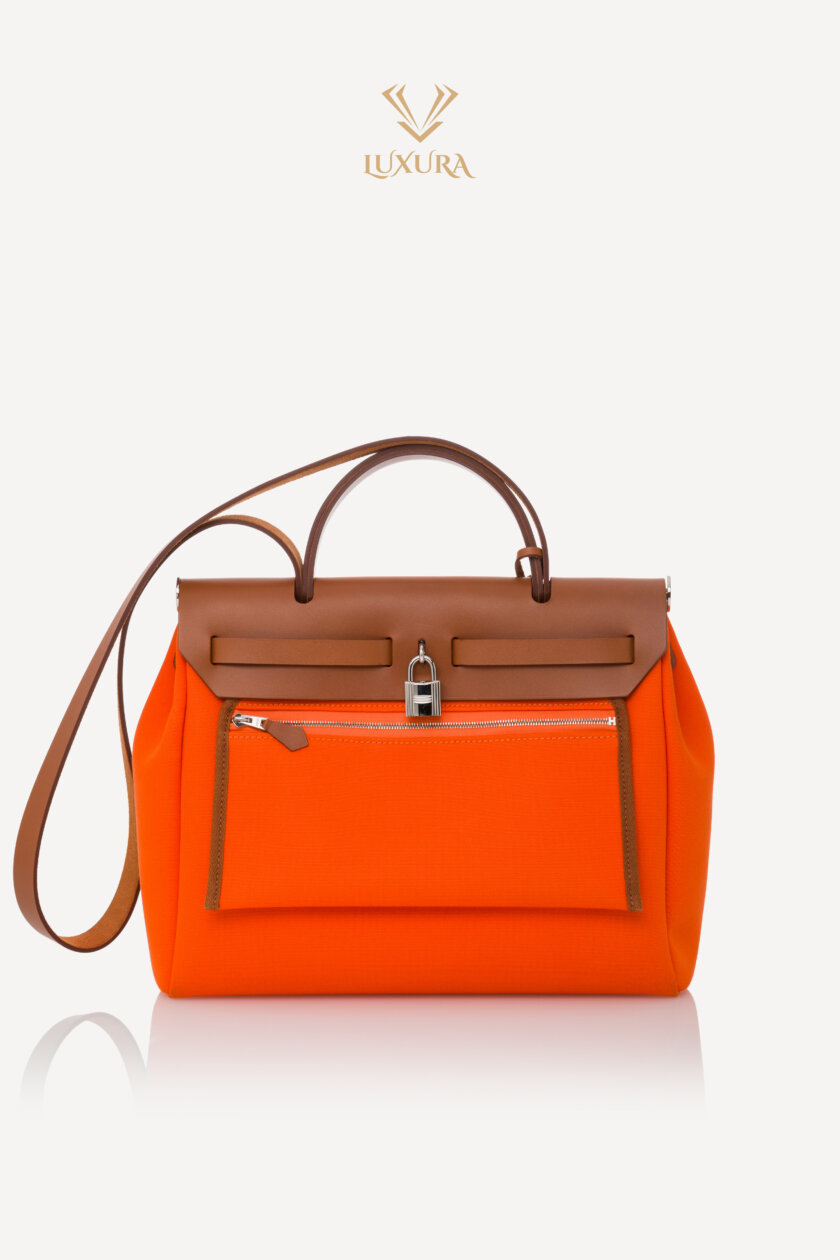 <span style="font-size: 10px; color: rgb(101, 101, 101);letter-spacing: .15em;">HARD TO FIND</span><br><strong>HERMES </strong><br><div style="margin-top:10px; font-size:16px;">Vache Hunter Toile Herbag Zip 31 PM Orange </div><br> - Image 5