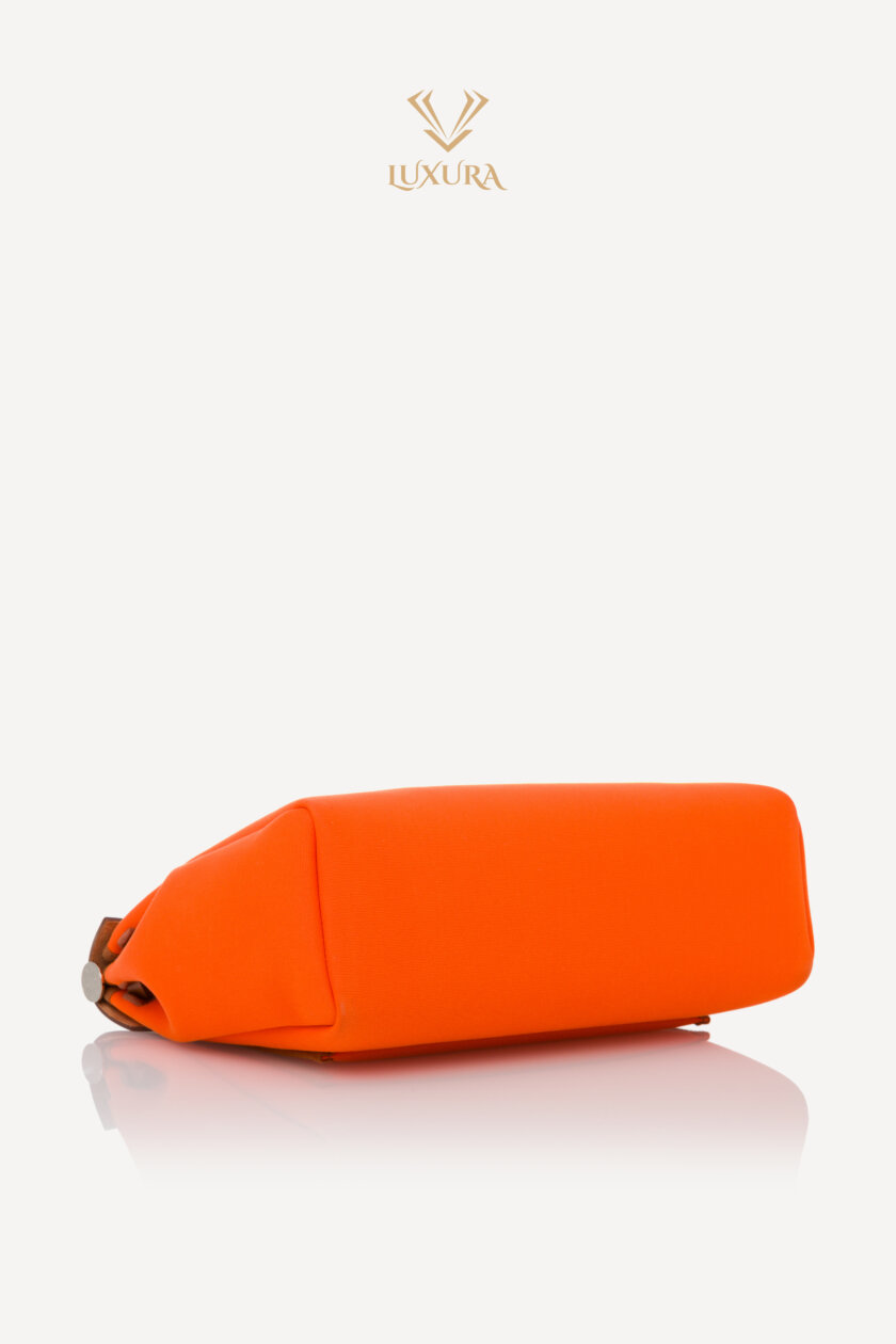 <span style="font-size: 10px; color: rgb(101, 101, 101);letter-spacing: .15em;">HARD TO FIND</span><br><strong>HERMES </strong><br><div style="margin-top:10px; font-size:16px;">Vache Hunter Toile Herbag Zip 31 PM Orange </div><br> - Image 23