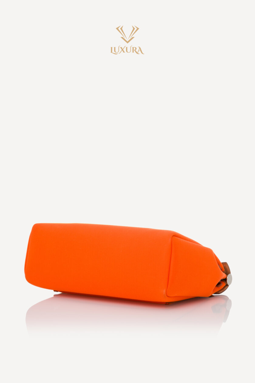 <span style="font-size: 10px; color: rgb(101, 101, 101);letter-spacing: .15em;">HARD TO FIND</span><br><strong>HERMES </strong><br><div style="margin-top:10px; font-size:16px;">Vache Hunter Toile Herbag Zip 31 PM Orange </div><br> - Image 25
