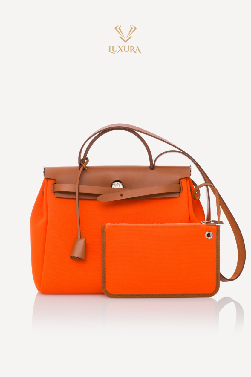 <span style="font-size: 10px; color: rgb(101, 101, 101);letter-spacing: .15em;">HARD TO FIND</span><br><strong>HERMES </strong><br><div style="margin-top:10px; font-size:16px;">Vache Hunter Toile Herbag Zip 31 PM Orange </div><br> - Image 8