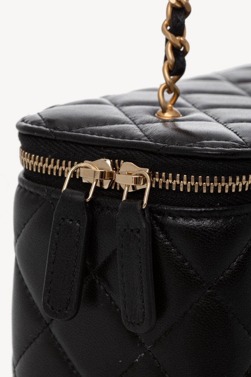 Genti | CHANEL Lambskin Quilted Small Vanity Case With Chain Black