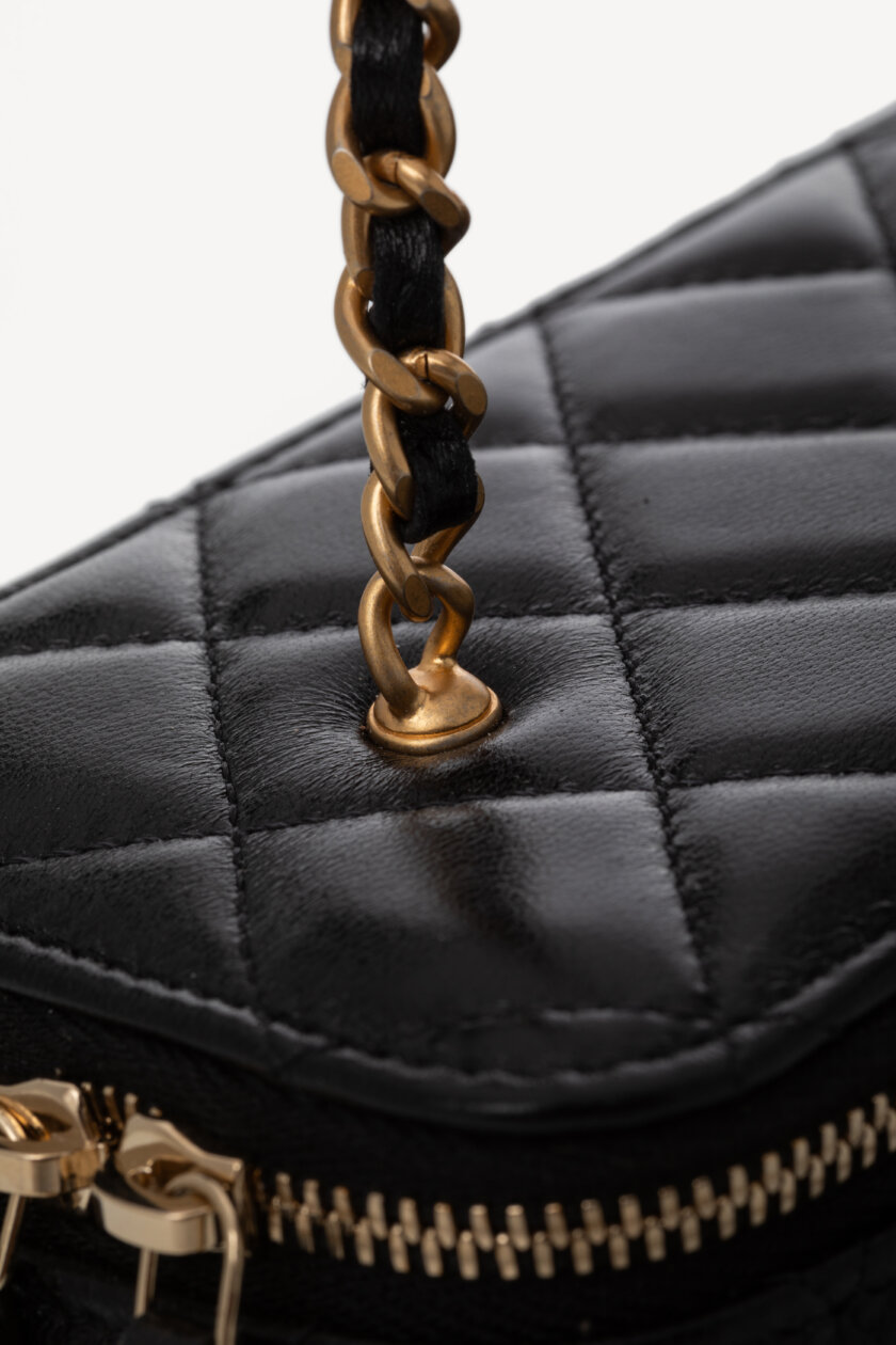 Genti | CHANEL Lambskin Quilted Small Vanity Case With Chain Black