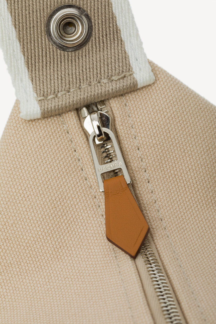 <span style="font-size: 10px; color: rgb(101, 101, 101);letter-spacing: .15em;">HARD TO FIND</span><br><strong> HERMES </strong><br><div style="margin-top:10px; font-size:16px;">Bride-a-Brac Make-Up Bag Small Natural </div><br> - Image 10