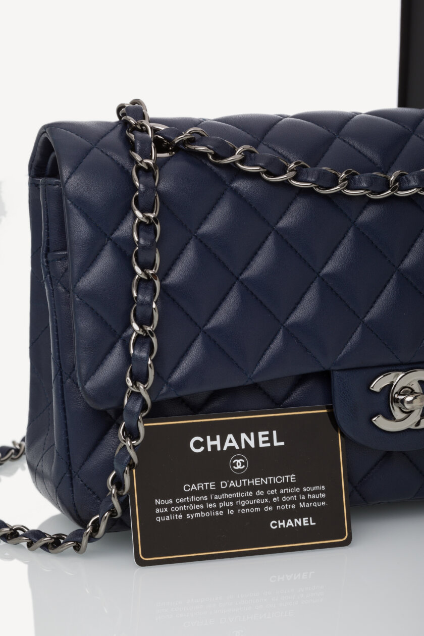 <span style="font-size: 10px; color: rgb(101, 101, 101);letter-spacing: .15em;">BEST DEAL</span><br><strong> CHANEL </strong><br><div style="margin-top:10px;font-size:16px;">Lambskin Quilted Medium Double Flap Navy</div><br> - Image 10