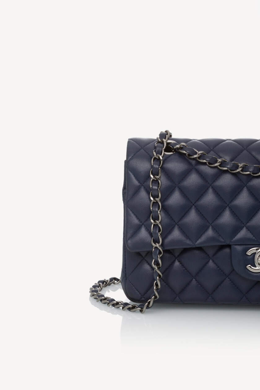 <span style="font-size: 10px; color: rgb(101, 101, 101);letter-spacing: .15em;">BEST DEAL</span><br><strong> CHANEL </strong><br><div style="margin-top:10px;font-size:16px;">Lambskin Quilted Medium Double Flap Navy</div><br> - Image 9