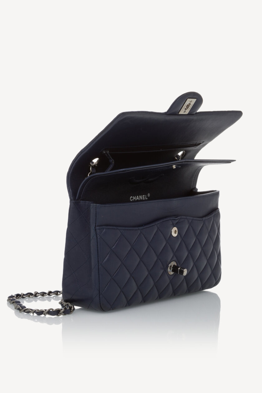 <span style="font-size: 10px; color: rgb(101, 101, 101);letter-spacing: .15em;">BEST DEAL</span><br><strong> CHANEL </strong><br><div style="margin-top:10px;font-size:16px;">Lambskin Quilted Medium Double Flap Navy</div><br> - Image 8