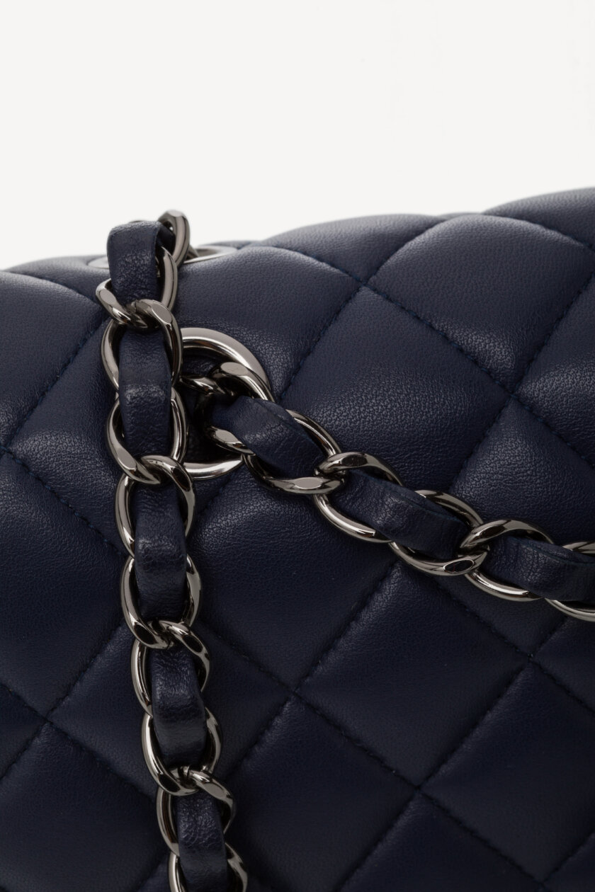 <span style="font-size: 10px; color: rgb(101, 101, 101);letter-spacing: .15em;">BEST DEAL</span><br><strong> CHANEL </strong><br><div style="margin-top:10px;font-size:16px;">Lambskin Quilted Medium Double Flap Navy</div><br> - Image 15
