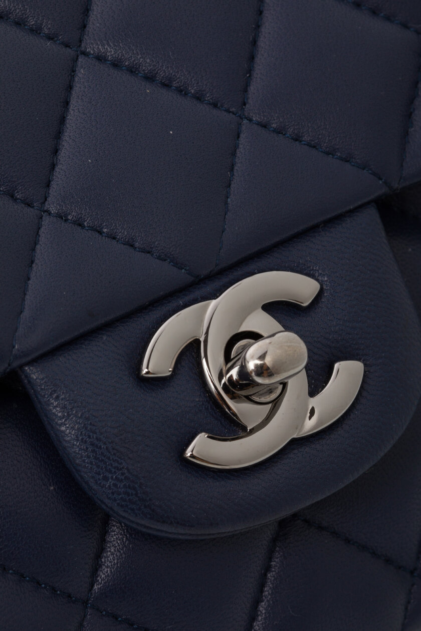 <span style="font-size: 10px; color: rgb(101, 101, 101);letter-spacing: .15em;">BEST DEAL</span><br><strong> CHANEL </strong><br><div style="margin-top:10px;font-size:16px;">Lambskin Quilted Medium Double Flap Navy</div><br> - Image 16