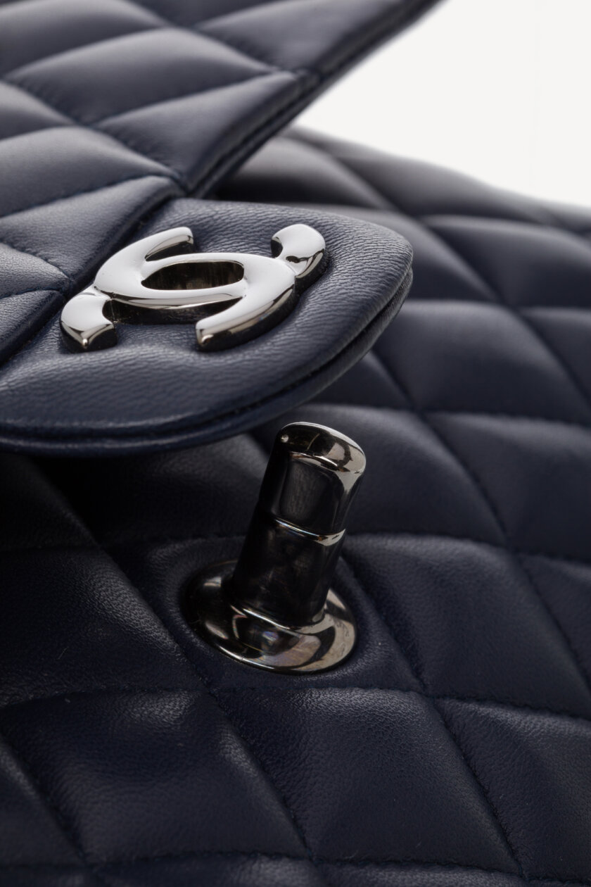 <span style="font-size: 10px; color: rgb(101, 101, 101);letter-spacing: .15em;">BEST DEAL</span><br><strong> CHANEL </strong><br><div style="margin-top:10px;font-size:16px;">Lambskin Quilted Medium Double Flap Navy</div><br> - Image 17