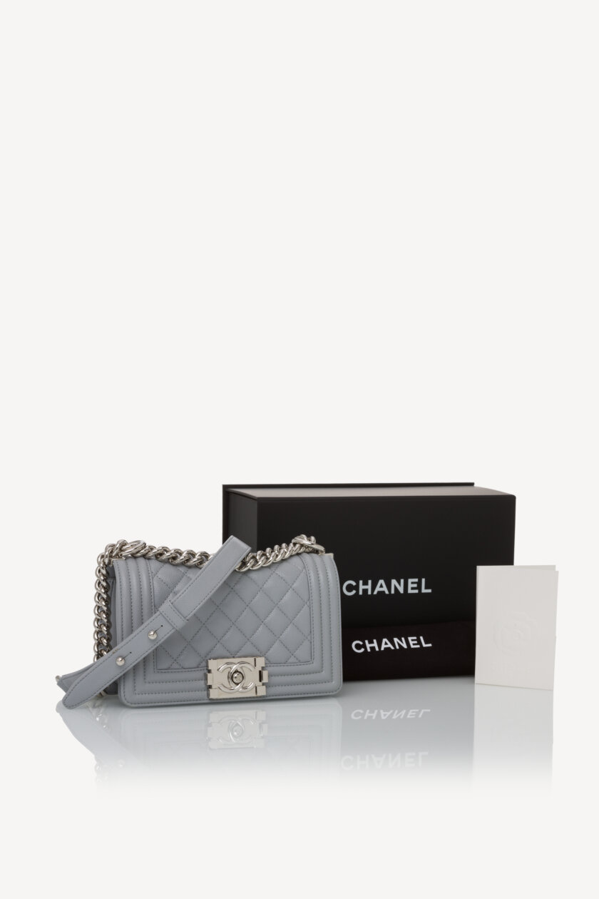 <span style="font-size: 10px; color: rgb(101, 101, 101);letter-spacing: .15em;">NEW COLLECTION</span><br><strong> CHANEL </strong><br><div style="margin-top:10px;font-size:16px;"> Small Boy Hammered Shiny Light Gray Leather</div><br> - Image 2