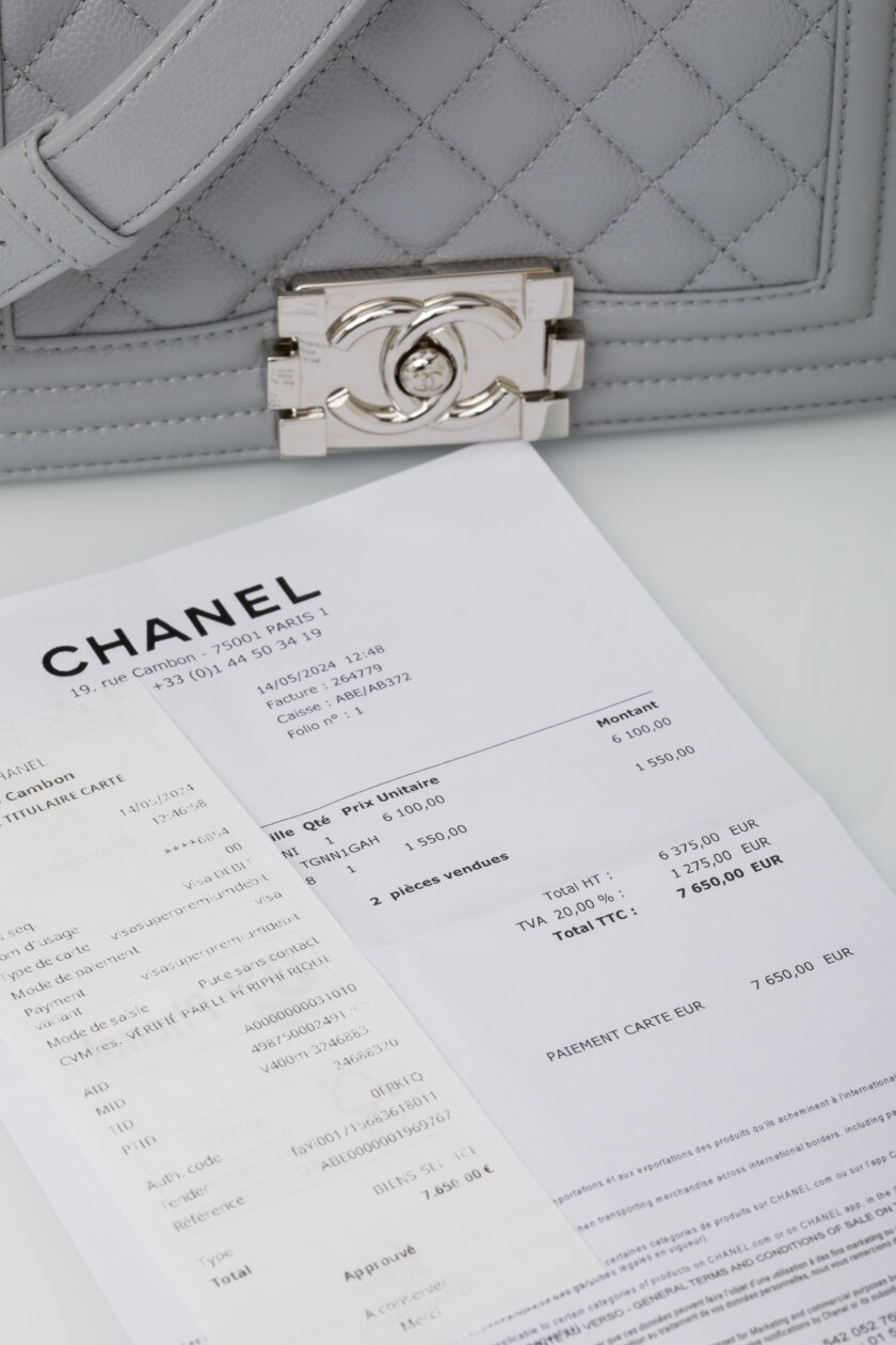<span style="font-size: 10px; color: rgb(101, 101, 101);letter-spacing: .15em;">NEW COLLECTION</span><br><strong> CHANEL </strong><br><div style="margin-top:10px;font-size:16px;"> Small Boy Hammered Shiny Light Gray Leather</div><br> - Image 11