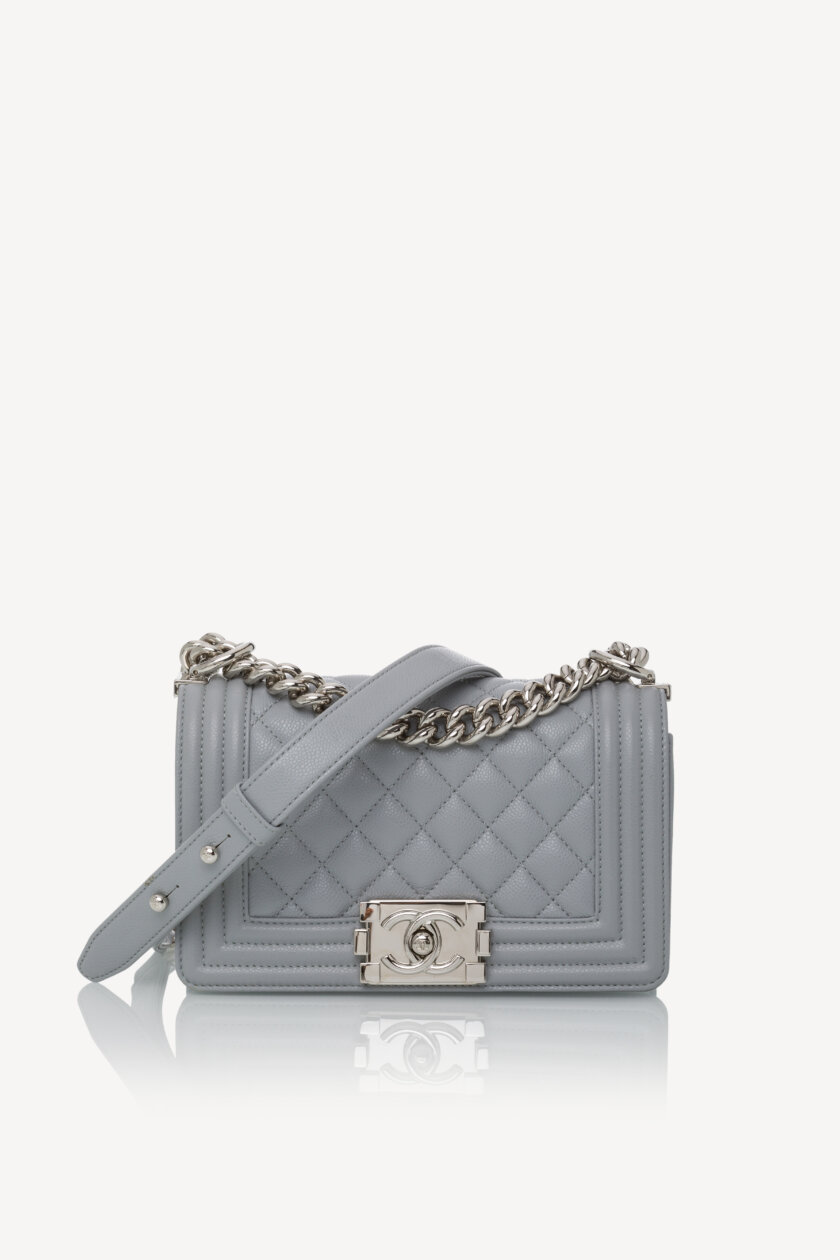 <span style="font-size: 10px; color: rgb(101, 101, 101);letter-spacing: .15em;">NEW COLLECTION</span><br><strong> CHANEL </strong><br><div style="margin-top:10px;font-size:16px;"> Small Boy Hammered Shiny Light Gray Leather</div><br> - Image 9