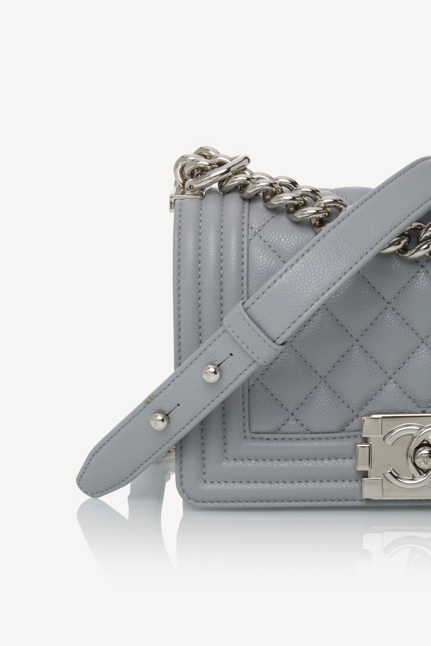 <span style="font-size: 10px; color: rgb(101, 101, 101);letter-spacing: .15em;">NEW COLLECTION</span><br><strong> CHANEL </strong><br><div style="margin-top:10px;font-size:16px;"> Small Boy Hammered Shiny Light Gray Leather</div><br> - Image 8