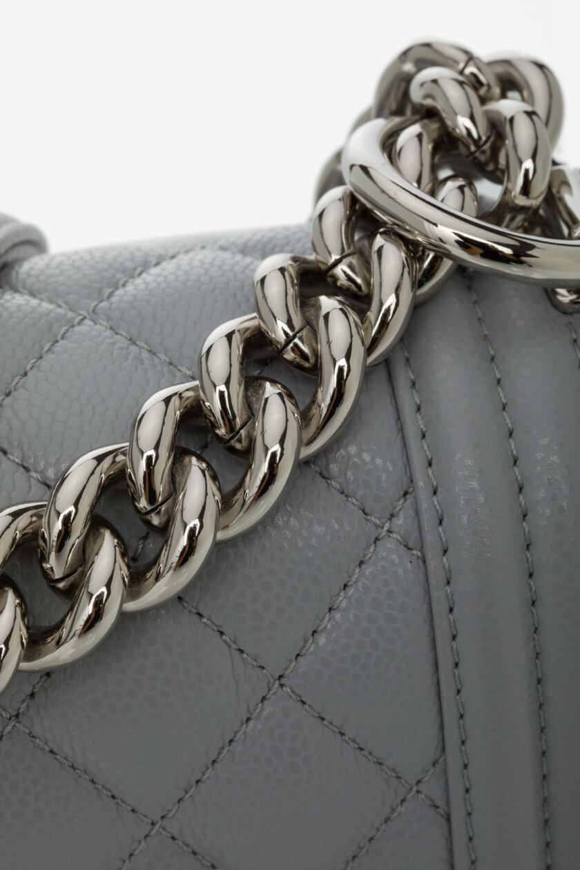 <span style="font-size: 10px; color: rgb(101, 101, 101);letter-spacing: .15em;">NEW COLLECTION</span><br><strong> CHANEL </strong><br><div style="margin-top:10px;font-size:16px;"> Small Boy Hammered Shiny Light Gray Leather</div><br> - Image 13