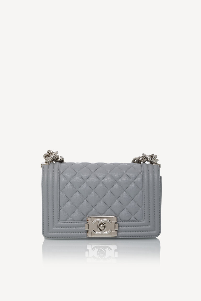 <span style="font-size: 10px; color: rgb(101, 101, 101);letter-spacing: .15em;">NEW COLLECTION</span><br><strong> CHANEL </strong><br><div style="margin-top:10px;font-size:16px;"> Small Boy Hammered Shiny Light Gray Leather</div><br> - Image 4