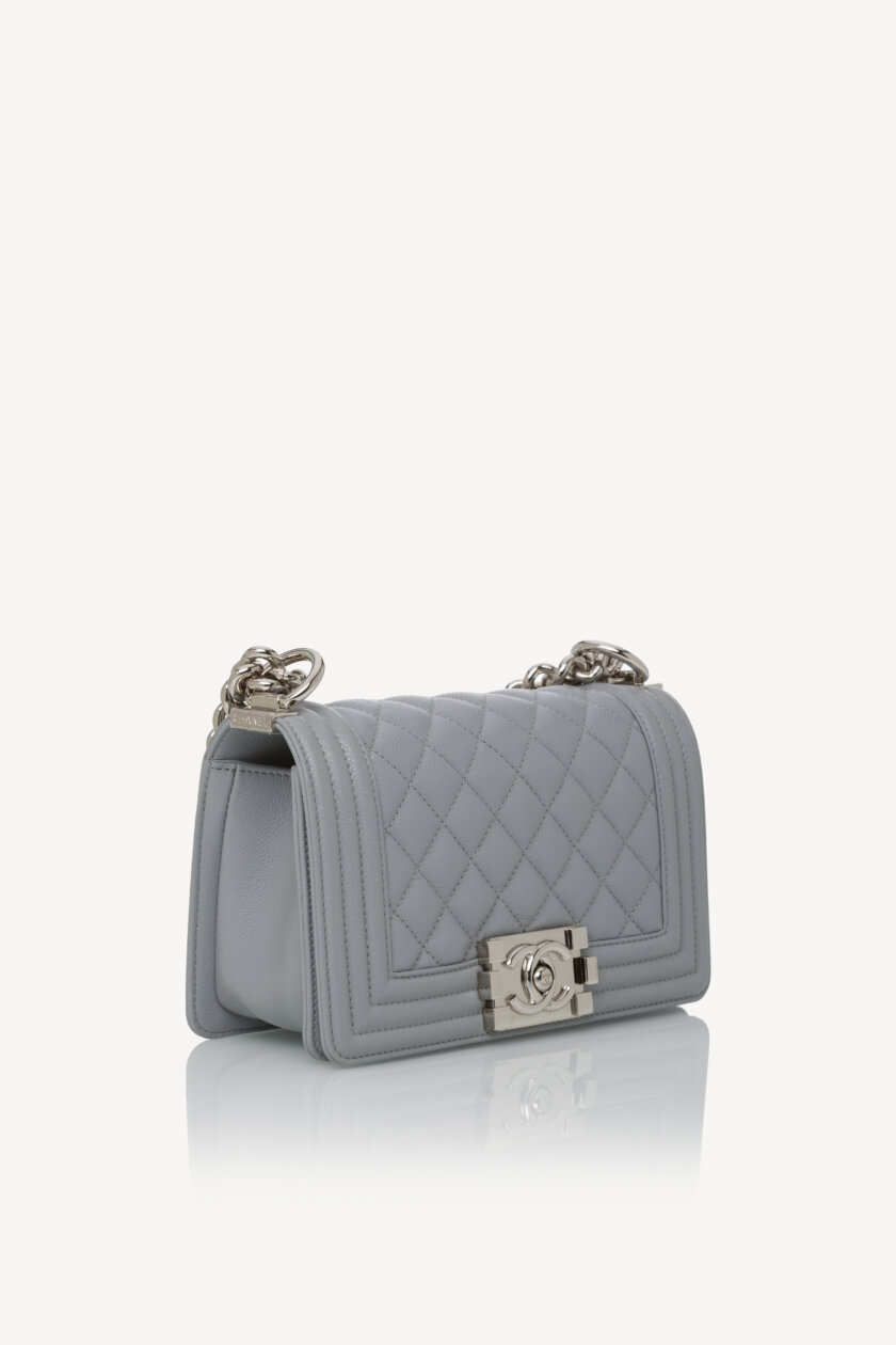 <span style="font-size: 10px; color: rgb(101, 101, 101);letter-spacing: .15em;">NEW COLLECTION</span><br><strong> CHANEL </strong><br><div style="margin-top:10px;font-size:16px;"> Small Boy Hammered Shiny Light Gray Leather</div><br> - Image 3