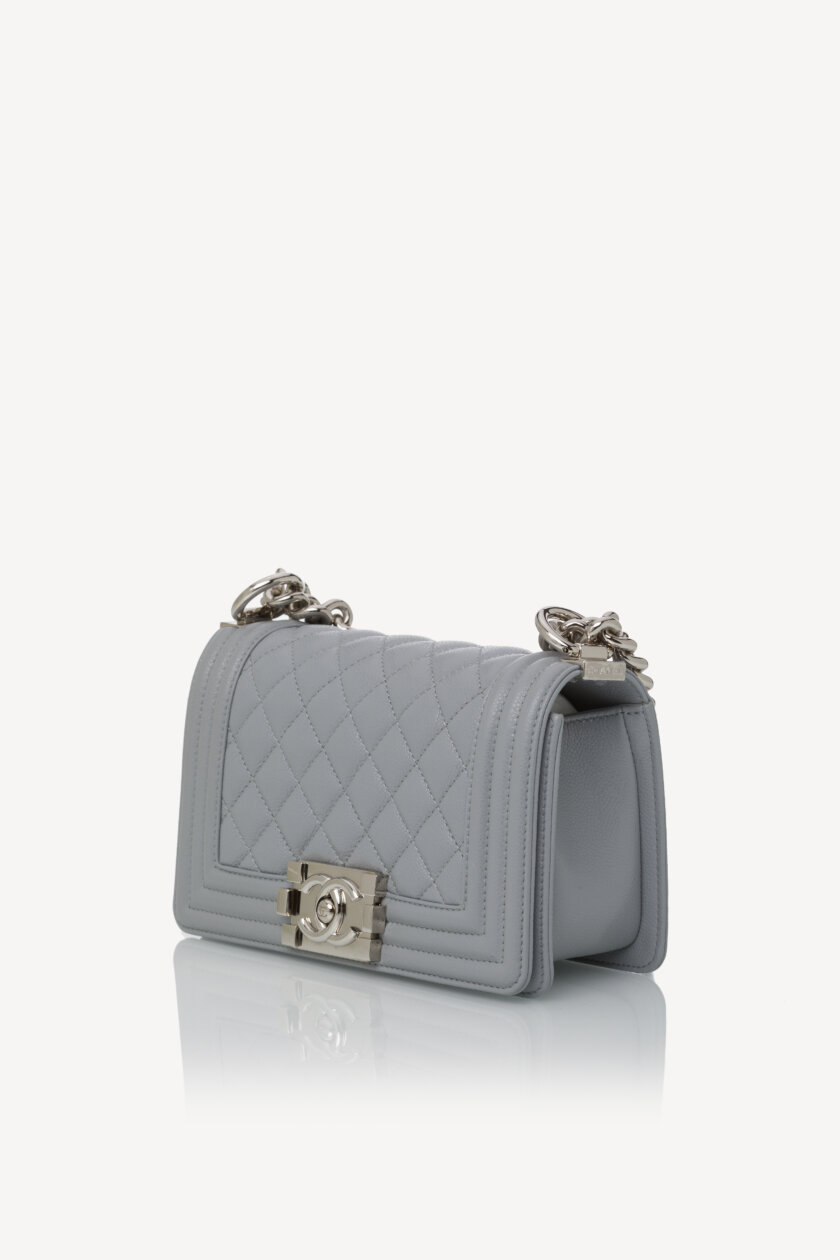 <span style="font-size: 10px; color: rgb(101, 101, 101);letter-spacing: .15em;">NEW COLLECTION</span><br><strong> CHANEL </strong><br><div style="margin-top:10px;font-size:16px;"> Small Boy Hammered Shiny Light Gray Leather</div><br> - Image 10