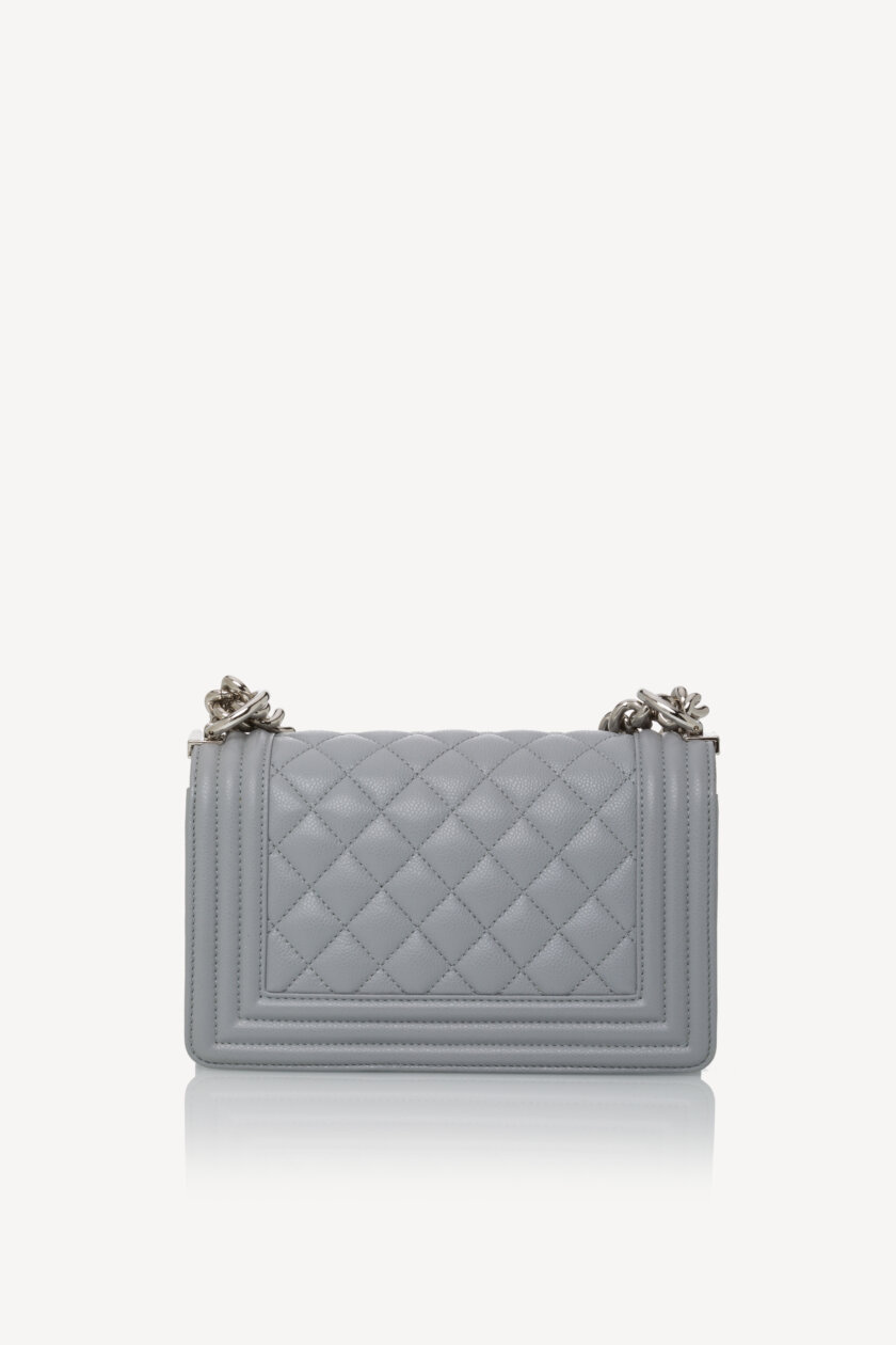 <span style="font-size: 10px; color: rgb(101, 101, 101);letter-spacing: .15em;">NEW COLLECTION</span><br><strong> CHANEL </strong><br><div style="margin-top:10px;font-size:16px;"> Small Boy Hammered Shiny Light Gray Leather</div><br> - Image 5