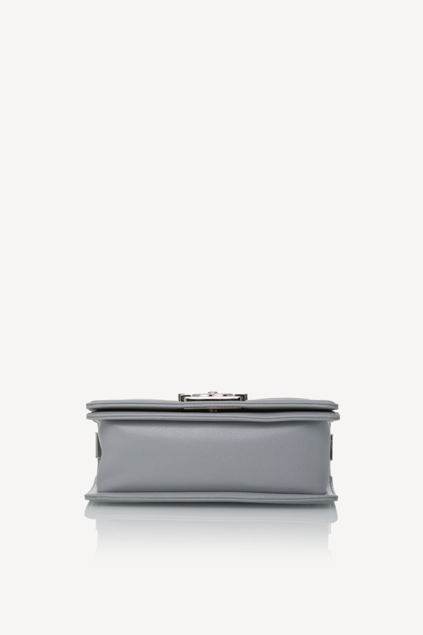 <span style="font-size: 10px; color: rgb(101, 101, 101);letter-spacing: .15em;">NEW COLLECTION</span><br><strong> CHANEL </strong><br><div style="margin-top:10px;font-size:16px;"> Small Boy Hammered Shiny Light Gray Leather</div><br> - Image 21