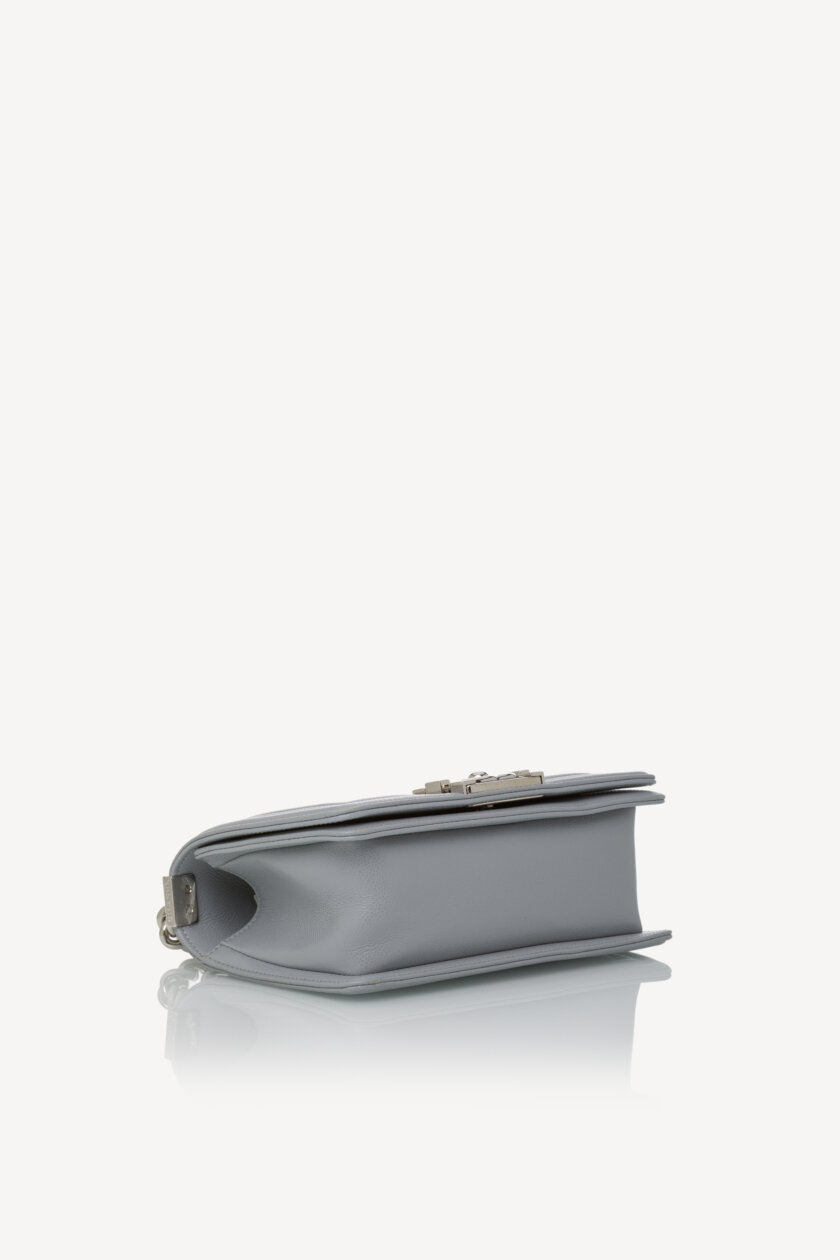 <span style="font-size: 10px; color: rgb(101, 101, 101);letter-spacing: .15em;">NEW COLLECTION</span><br><strong> CHANEL </strong><br><div style="margin-top:10px;font-size:16px;"> Small Boy Hammered Shiny Light Gray Leather</div><br> - Image 20