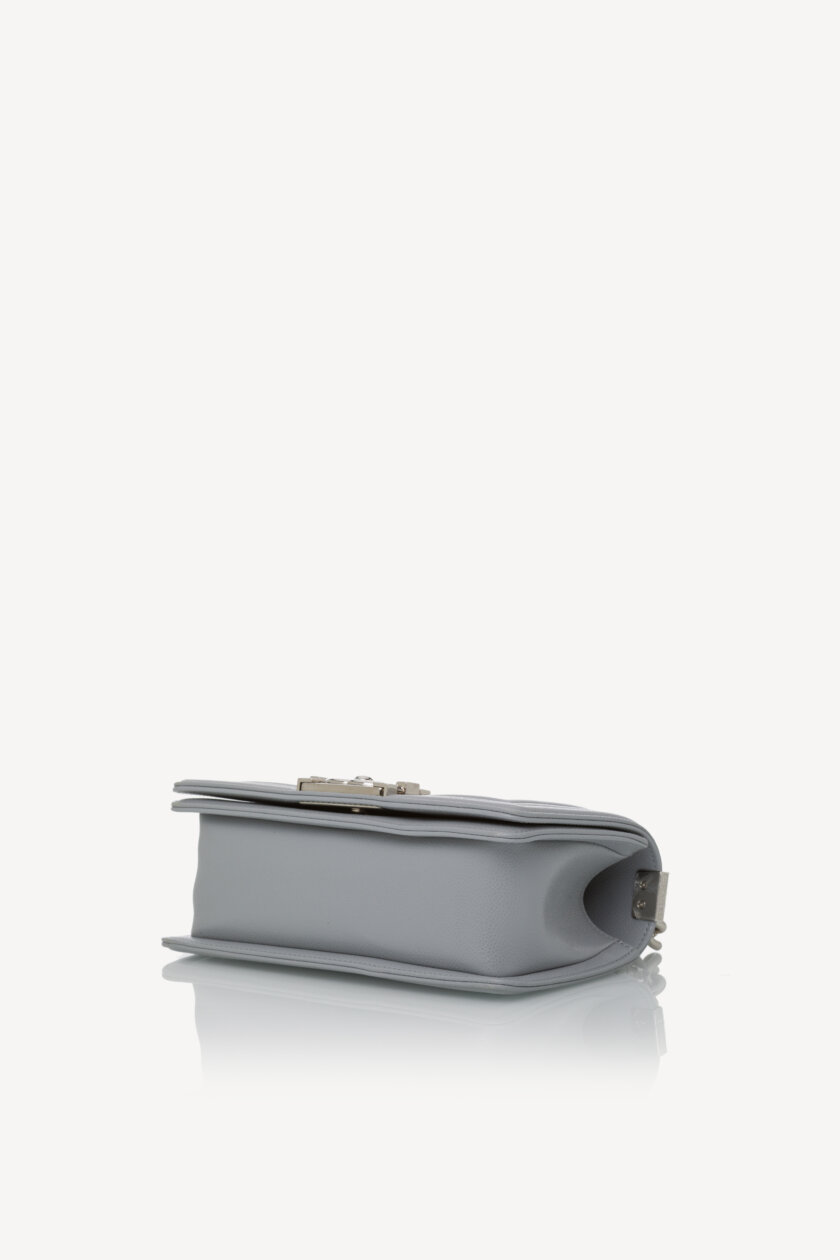 <span style="font-size: 10px; color: rgb(101, 101, 101);letter-spacing: .15em;">NEW COLLECTION</span><br><strong> CHANEL </strong><br><div style="margin-top:10px;font-size:16px;"> Small Boy Hammered Shiny Light Gray Leather</div><br> - Image 22