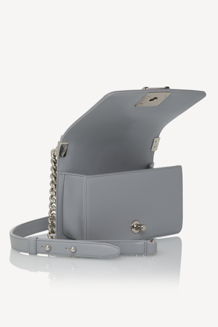 <span style="font-size: 10px; color: rgb(101, 101, 101);letter-spacing: .15em;">NEW COLLECTION</span><br><strong> CHANEL </strong><br><div style="margin-top:10px;font-size:16px;"> Small Boy Hammered Shiny Light Gray Leather</div><br> - Image 6