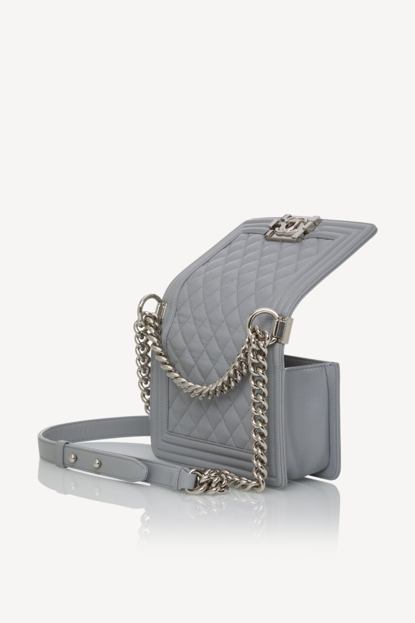 <span style="font-size: 10px; color: rgb(101, 101, 101);letter-spacing: .15em;">NEW COLLECTION</span><br><strong> CHANEL </strong><br><div style="margin-top:10px;font-size:16px;"> Small Boy Hammered Shiny Light Gray Leather</div><br> - Image 7