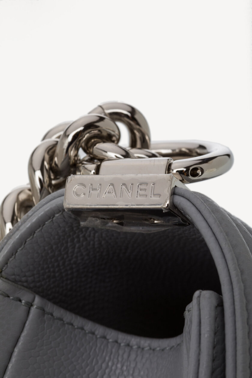 <span style="font-size: 10px; color: rgb(101, 101, 101);letter-spacing: .15em;">NEW COLLECTION</span><br><strong> CHANEL </strong><br><div style="margin-top:10px;font-size:16px;"> Small Boy Hammered Shiny Light Gray Leather</div><br> - Image 18