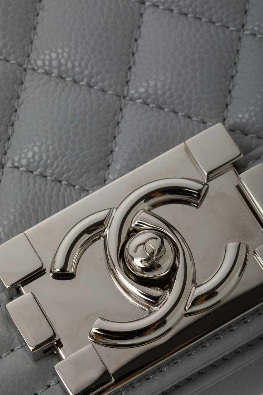 <span style="font-size: 10px; color: rgb(101, 101, 101);letter-spacing: .15em;">NEW COLLECTION</span><br><strong> CHANEL </strong><br><div style="margin-top:10px;font-size:16px;"> Small Boy Hammered Shiny Light Gray Leather</div><br> - Image 12