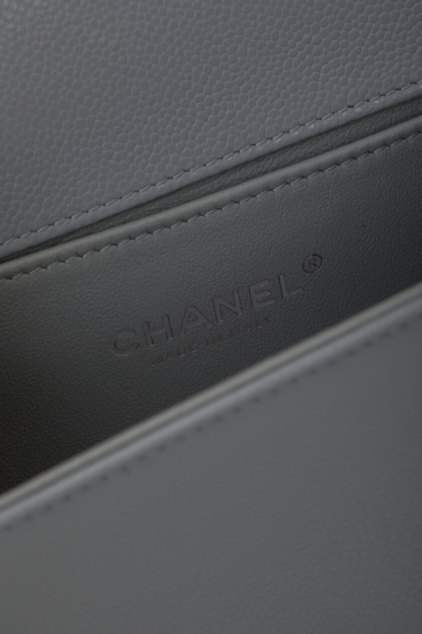 <span style="font-size: 10px; color: rgb(101, 101, 101);letter-spacing: .15em;">NEW COLLECTION</span><br><strong> CHANEL </strong><br><div style="margin-top:10px;font-size:16px;"> Small Boy Hammered Shiny Light Gray Leather</div><br> - Image 19