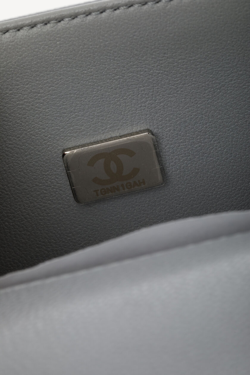 <span style="font-size: 10px; color: rgb(101, 101, 101);letter-spacing: .15em;">NEW COLLECTION</span><br><strong> CHANEL </strong><br><div style="margin-top:10px;font-size:16px;"> Small Boy Hammered Shiny Light Gray Leather</div><br> - Image 17