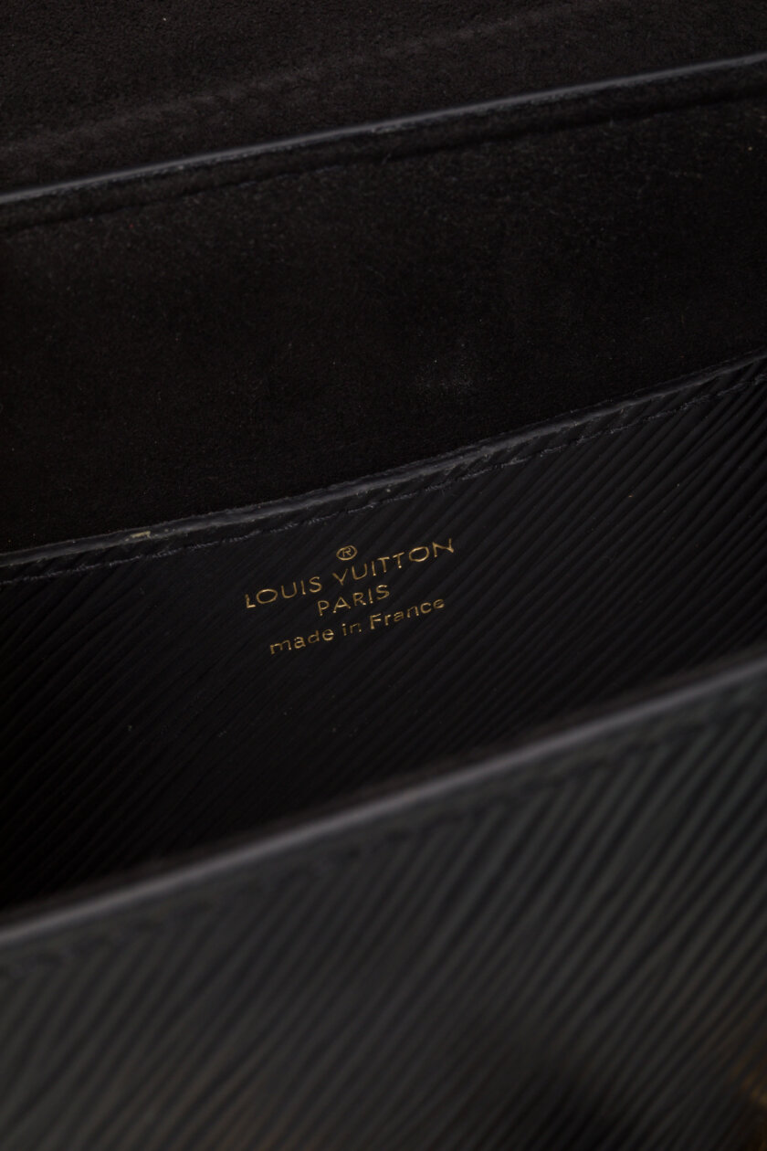 <span style="font-size: 10px; color: rgb(101, 101, 101);letter-spacing: .15em;">HARD TO FIND</span><br><strong> LOUIS VUITTON </strong><br><div style="margin-top:10px; font-size:16px;">Epi Twist Braided Strap Shoulder Bag MM Black M21117</div><br> - Image 17