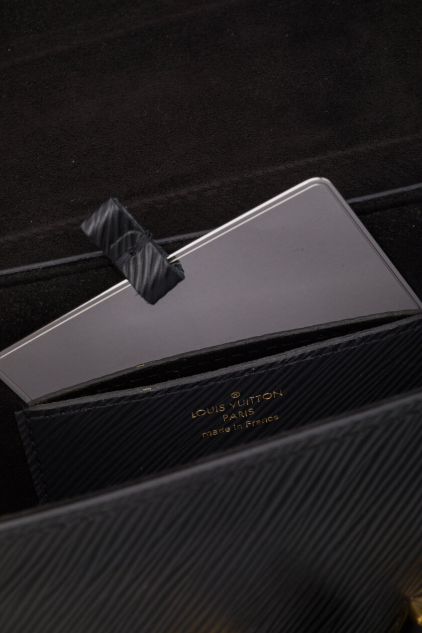 <span style="font-size: 10px; color: rgb(101, 101, 101);letter-spacing: .15em;">HARD TO FIND</span><br><strong> LOUIS VUITTON </strong><br><div style="margin-top:10px; font-size:16px;">Epi Twist Braided Strap Shoulder Bag MM Black M21117</div><br> - Image 18