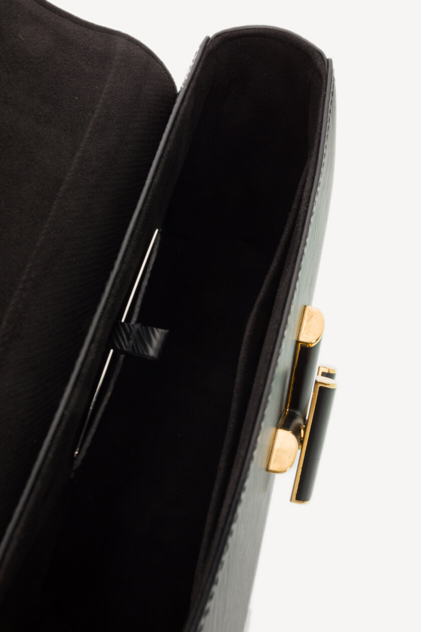 <span style="font-size: 10px; color: rgb(101, 101, 101);letter-spacing: .15em;">HARD TO FIND</span><br><strong> LOUIS VUITTON </strong><br><div style="margin-top:10px; font-size:16px;">Epi Twist Braided Strap Shoulder Bag MM Black M21117</div><br> - Image 11