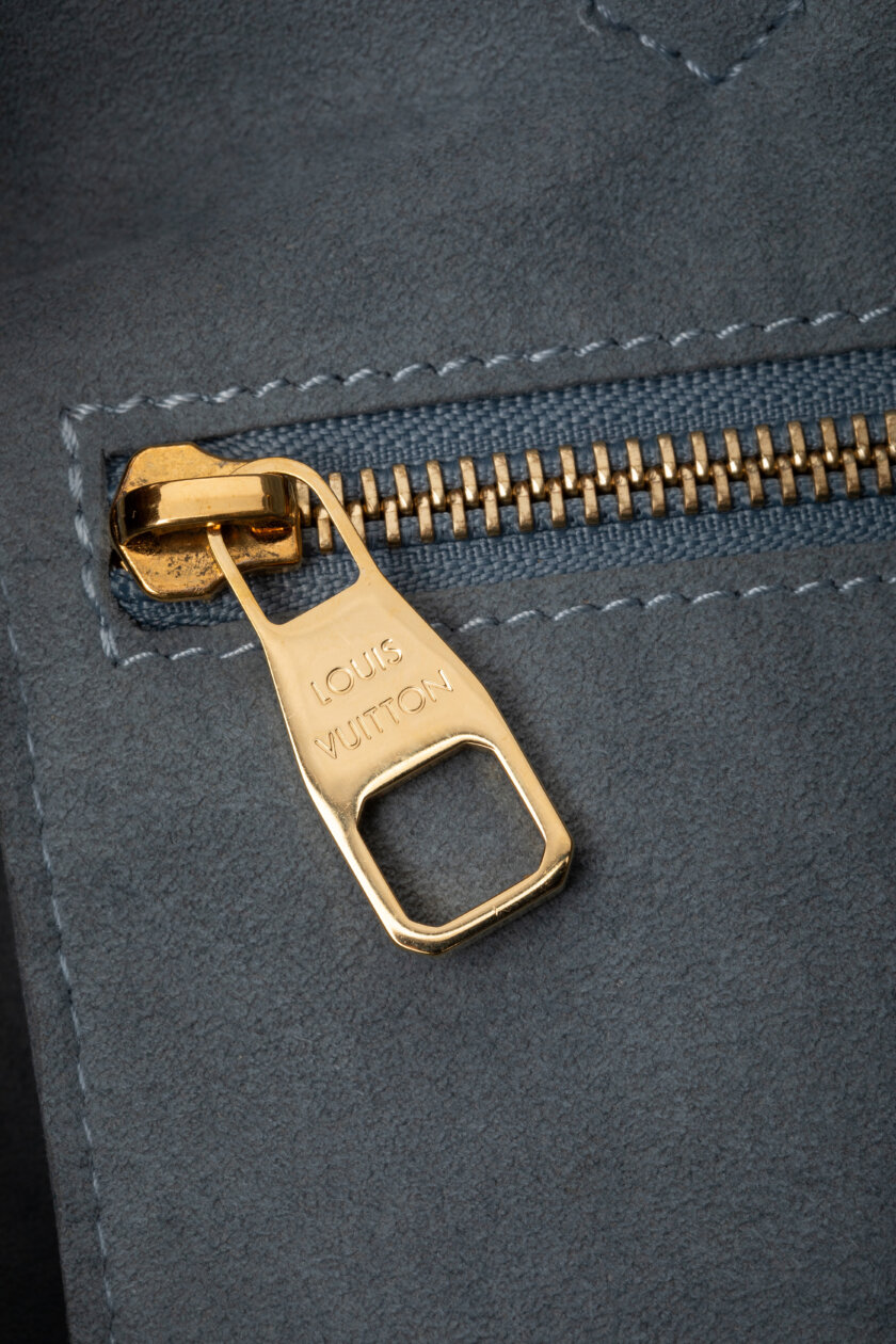 <span style="font-size: 10px; color: rgb(101, 101, 101);letter-spacing: .15em;">HARD TO FIND</span><br><strong> LOUIS VUITTON </strong><br><div style="margin-top:10px;font-size:16px;">Neverfull MM Monogram Empreinte Leather Blue M46482</div><br> - Image 16