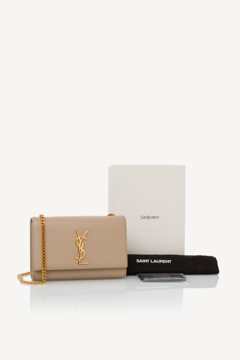<span style="font-size: 10px; color: rgb(101, 101, 101);letter-spacing: .15em;">IN TENDINTE</span><br><strong> SAINT LAURENT </strong><br><div style="margin-top:10px; font-size:16px;">Kate Small in Grain de Poudre Embossed Leather Dark Beige</div><br> - Image 2
