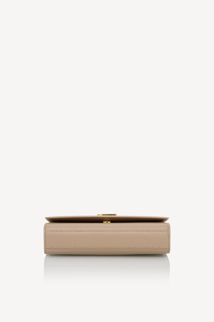 <span style="font-size: 10px; color: rgb(101, 101, 101);letter-spacing: .15em;">IN TENDINTE</span><br><strong> SAINT LAURENT </strong><br><div style="margin-top:10px; font-size:16px;">Kate Small in Grain de Poudre Embossed Leather Dark Beige</div><br> - Image 20