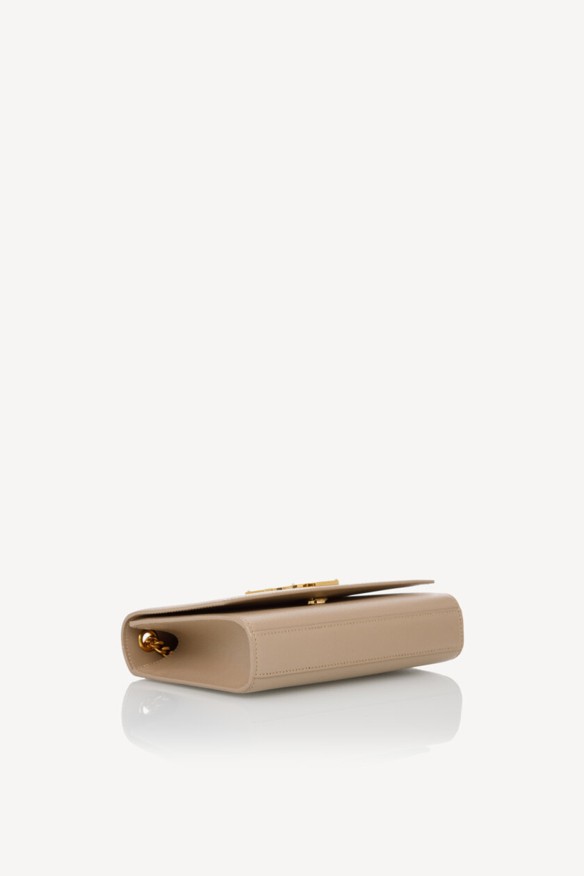 <span style="font-size: 10px; color: rgb(101, 101, 101);letter-spacing: .15em;">IN TENDINTE</span><br><strong> SAINT LAURENT </strong><br><div style="margin-top:10px; font-size:16px;">Kate Small in Grain de Poudre Embossed Leather Dark Beige</div><br> - Image 19