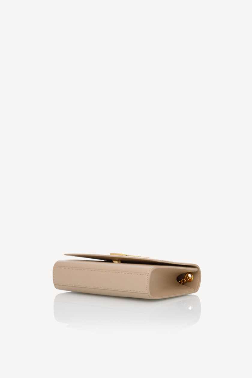 <span style="font-size: 10px; color: rgb(101, 101, 101);letter-spacing: .15em;">IN TENDINTE</span><br><strong> SAINT LAURENT </strong><br><div style="margin-top:10px; font-size:16px;">Kate Small in Grain de Poudre Embossed Leather Dark Beige</div><br> - Image 21