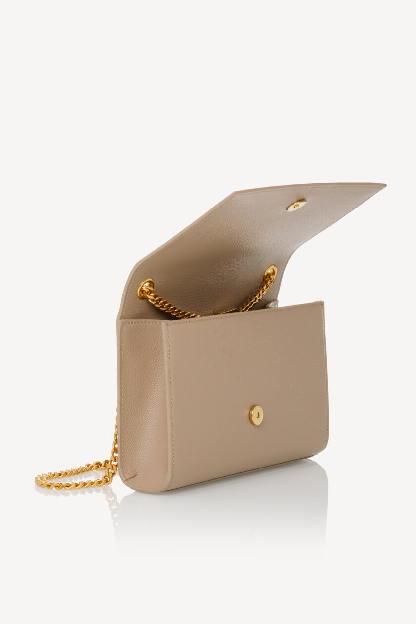 <span style="font-size: 10px; color: rgb(101, 101, 101);letter-spacing: .15em;">IN TENDINTE</span><br><strong> SAINT LAURENT </strong><br><div style="margin-top:10px; font-size:16px;">Kate Small in Grain de Poudre Embossed Leather Dark Beige</div><br> - Image 8
