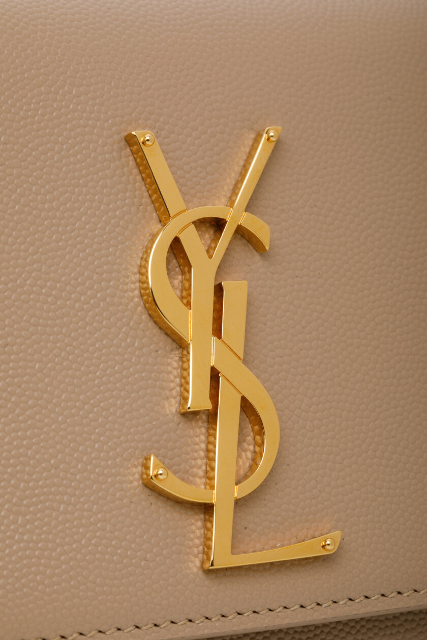 <span style="font-size: 10px; color: rgb(101, 101, 101);letter-spacing: .15em;">IN TENDINTE</span><br><strong> SAINT LAURENT </strong><br><div style="margin-top:10px; font-size:16px;">Kate Small in Grain de Poudre Embossed Leather Dark Beige</div><br> - Image 12