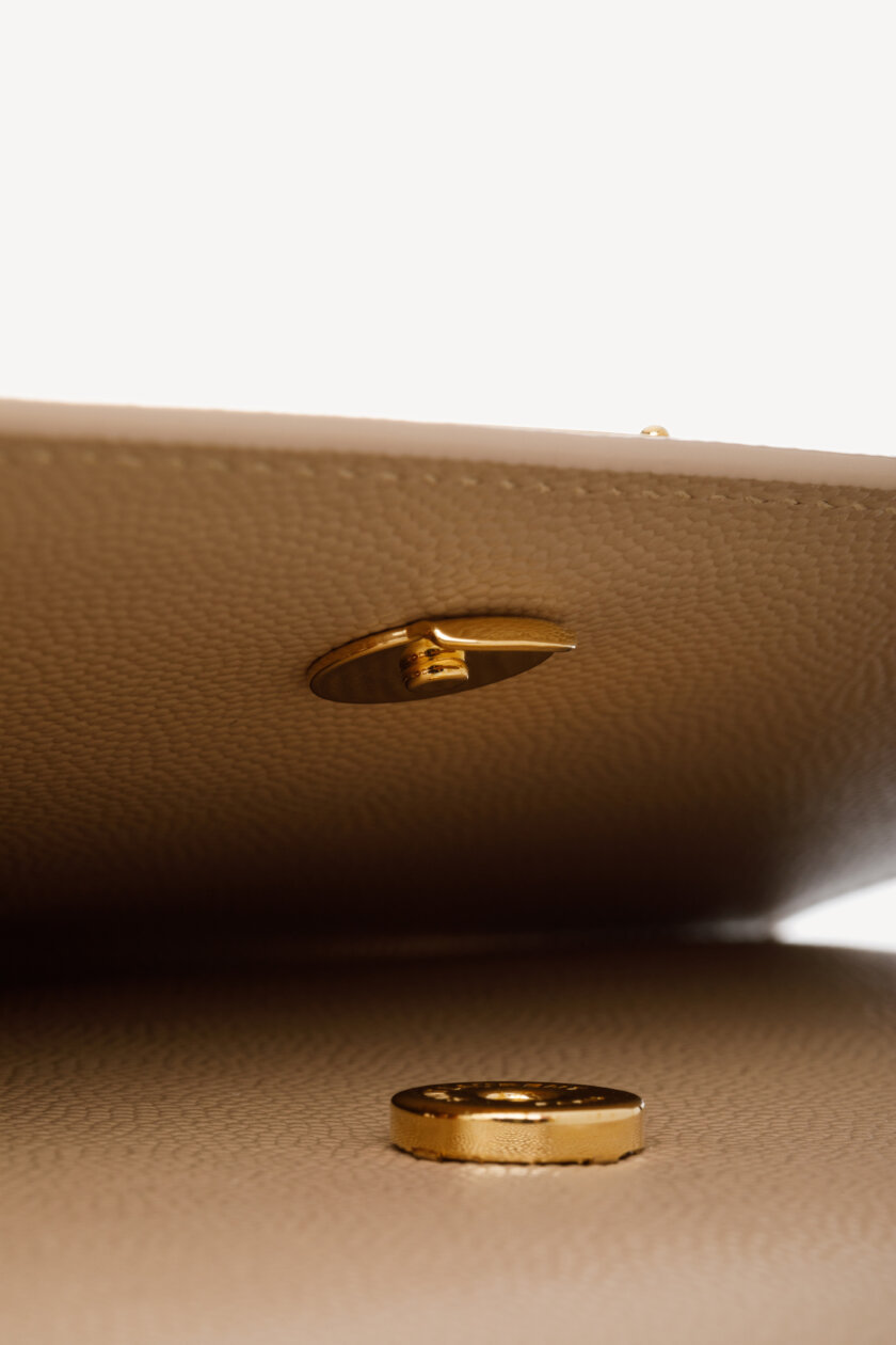 <span style="font-size: 10px; color: rgb(101, 101, 101);letter-spacing: .15em;">IN TENDINTE</span><br><strong> SAINT LAURENT </strong><br><div style="margin-top:10px; font-size:16px;">Kate Small in Grain de Poudre Embossed Leather Dark Beige</div><br> - Image 15