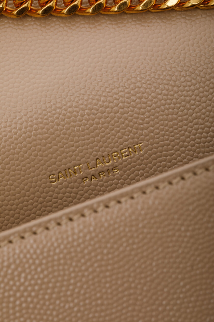 <span style="font-size: 10px; color: rgb(101, 101, 101);letter-spacing: .15em;">IN TENDINTE</span><br><strong> SAINT LAURENT </strong><br><div style="margin-top:10px; font-size:16px;">Kate Small in Grain de Poudre Embossed Leather Dark Beige</div><br> - Image 18