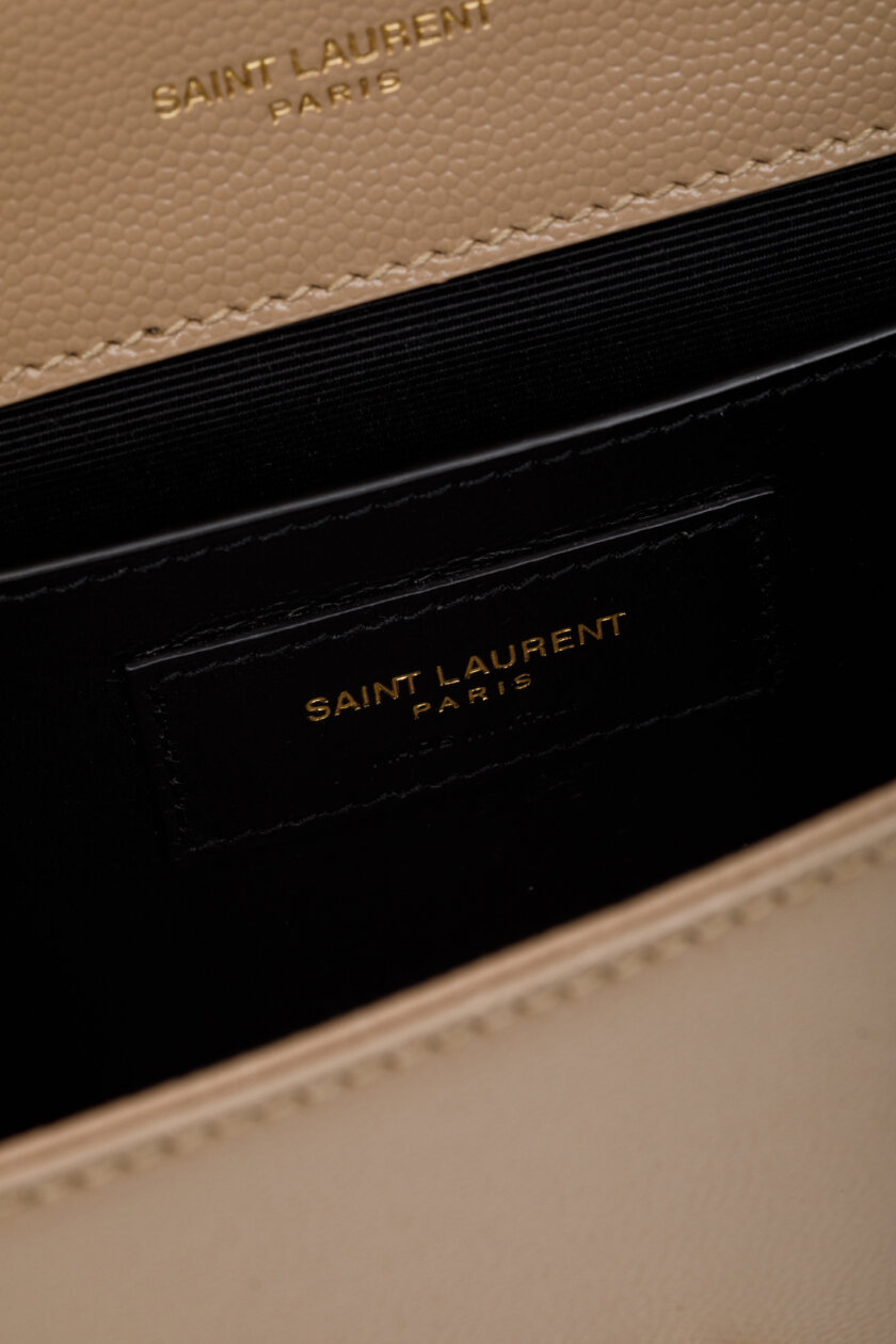 <span style="font-size: 10px; color: rgb(101, 101, 101);letter-spacing: .15em;">IN TENDINTE</span><br><strong> SAINT LAURENT </strong><br><div style="margin-top:10px; font-size:16px;">Kate Small in Grain de Poudre Embossed Leather Dark Beige</div><br> - Image 17